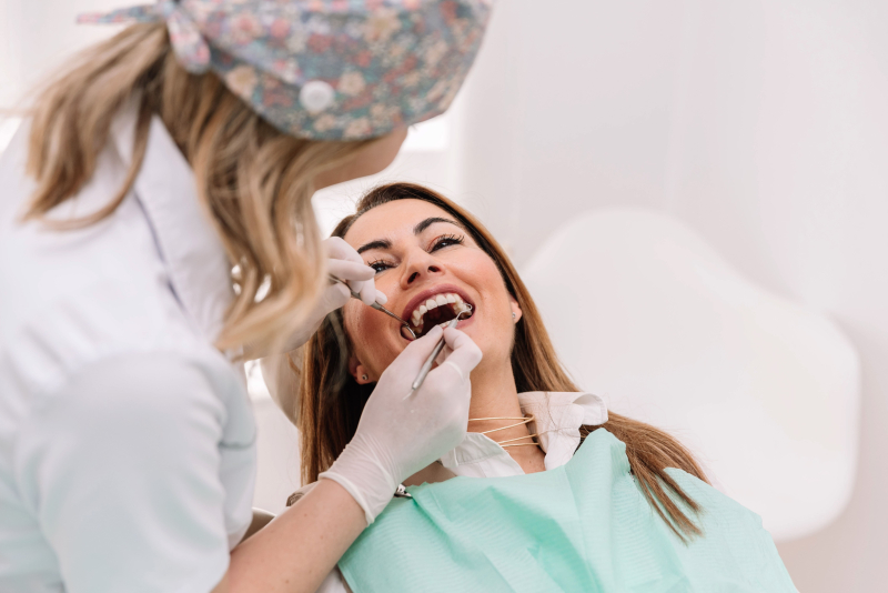 Come funziona la pulizia dei denti dal dentista